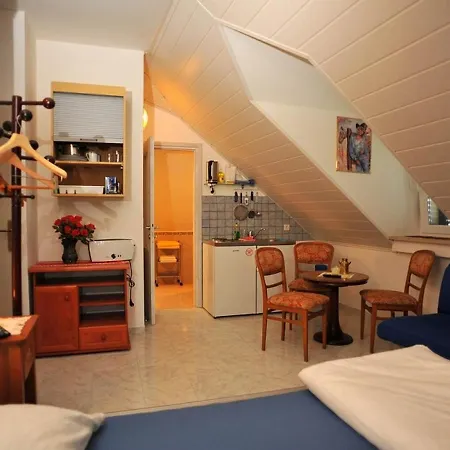 Studio 17796a Sutivan