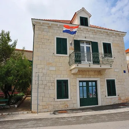 Studio 17796a Sutivan